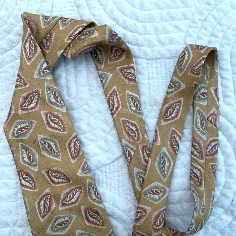 Vintage Chaps Ralph Lauren Gold Imported Silk Geometric Patterned Tie - Picture 5 of 13
